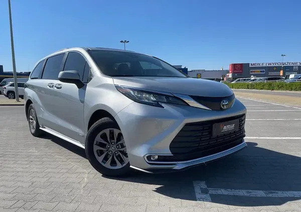 toyota zachodniopomorskie Toyota Sienna cena 209400 przebieg: 16990, rok produkcji 2021 z Narol